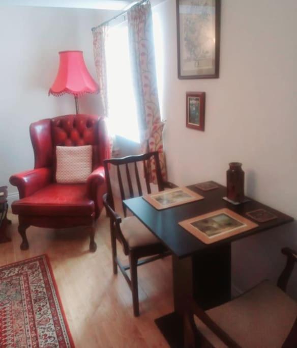 Charming, Wonderfully Cosy One Bedroom Apartment *